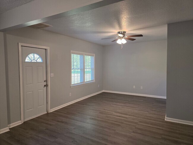 Building Photo - Country Living with Beautiful Oak Trees on Acreage!