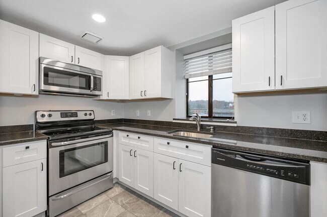 Foto del edificio - 100 Ledgewood Dr