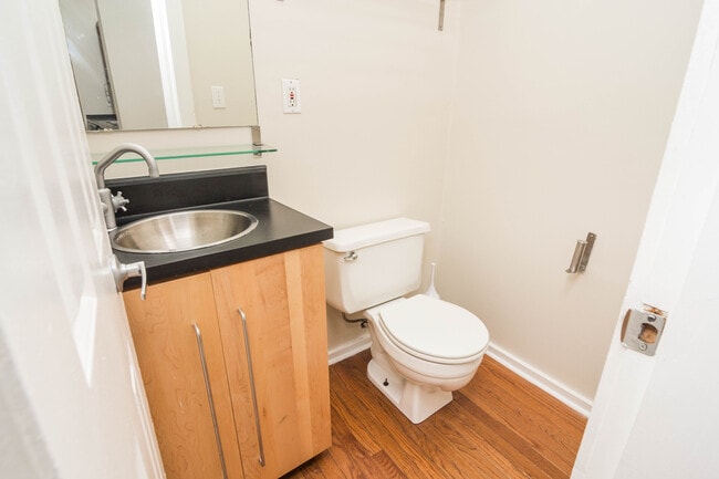 Building Photo - 826 Broadway St