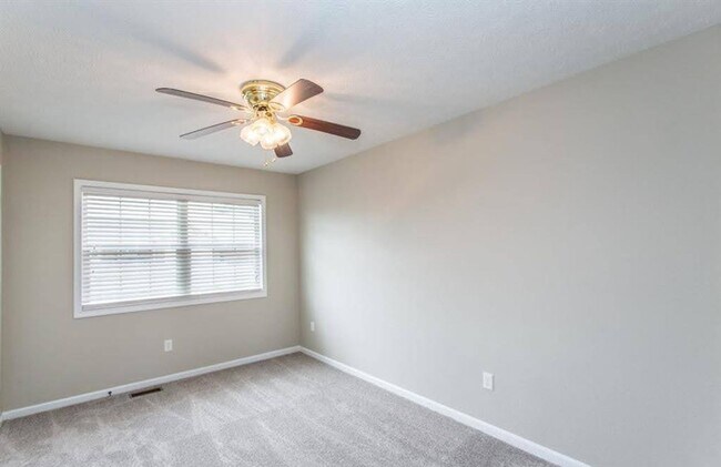 Building Photo - Huge fenced home close to FLW