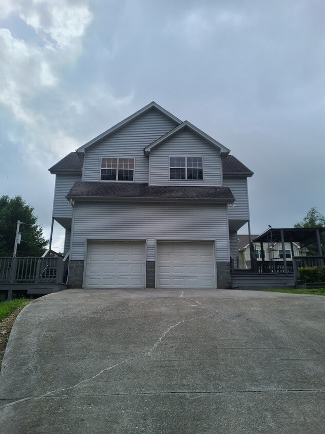 1528 on left - 1528 Old Oak Ln