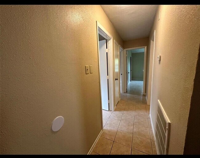 Building Photo - 905 Macclesby Ln