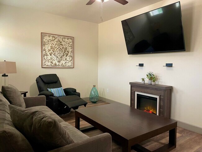 Building Photo - 703 Santa Fe Trl E