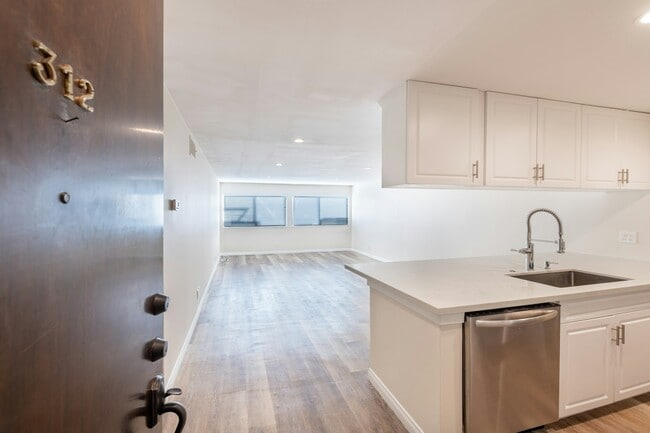 Building Photo - 532 N Rossmore Ave