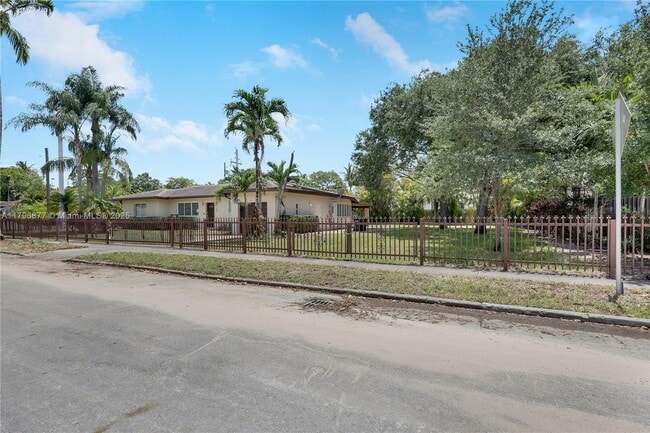 Building Photo - 6306 SW 12th St