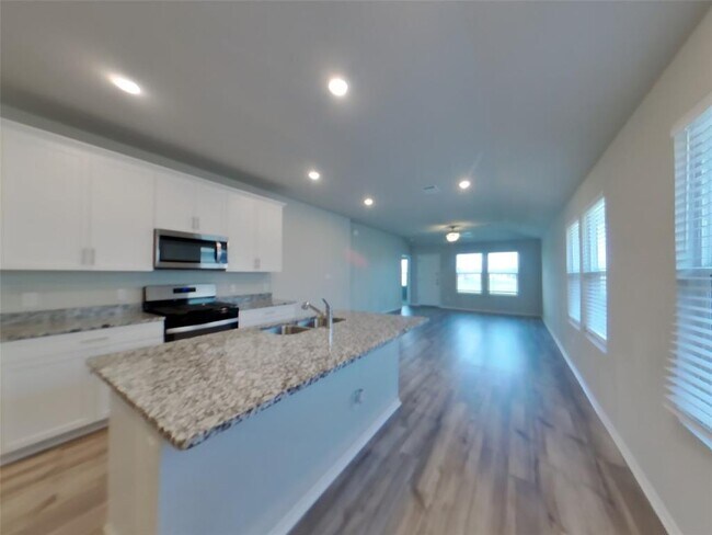Building Photo - 5120 Saddle Clb Dr