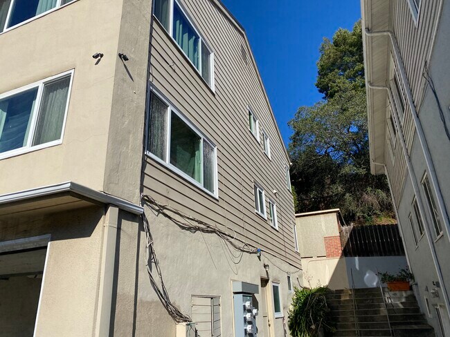 Photo - 2200 Mountain Blvd Apartments