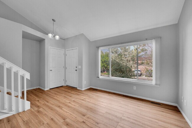 Foto del edificio - $2,550.00 - 3-bed, 3-bath split-level loca...