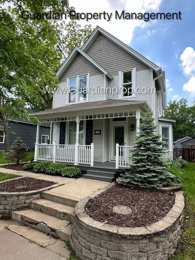 Foto del edificio - Downtown Hopkins SFH, Fenced Yard, Patio, Spacious Primary, 4 Car Detached Garage