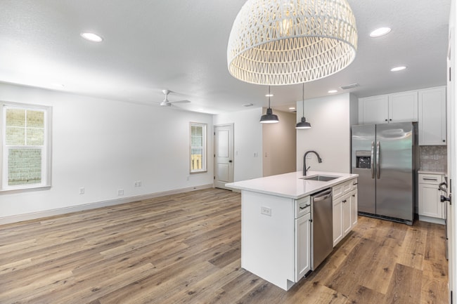 Building Photo - 105 Ivy Ave