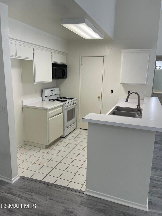Building Photo - 24412 Valle Del Oro