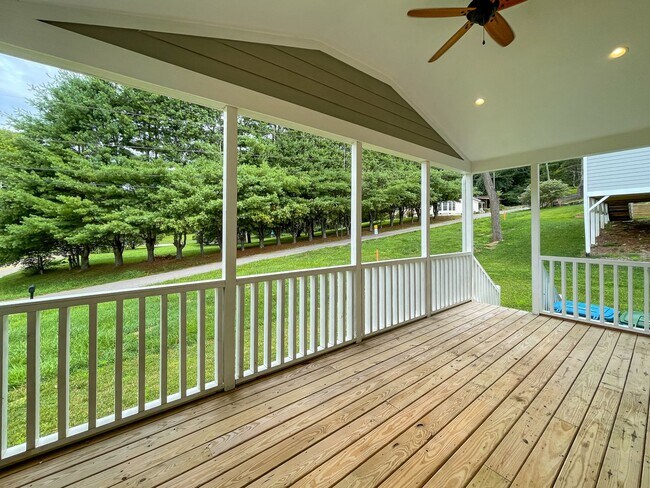 Building Photo - Beautiful Three-Bedroom in Swannanoa