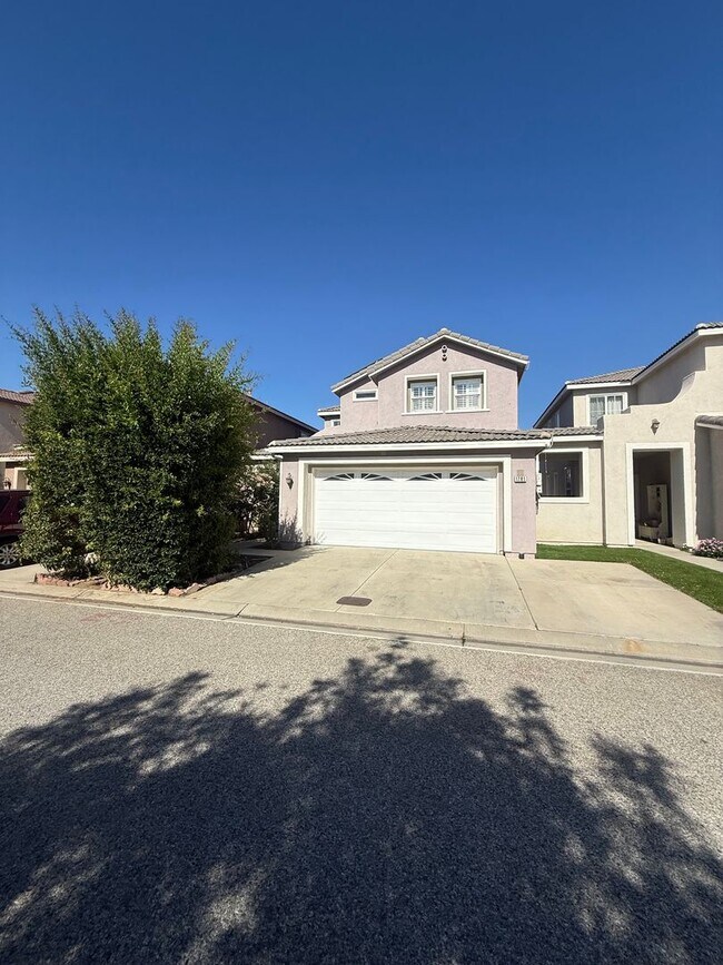 Foto del edificio - 3 bed, 2 1/2 bath home in East Simi Valley