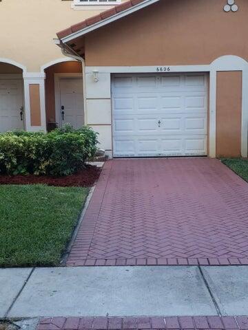 Foto del edificio - 6606 Catalina Ln