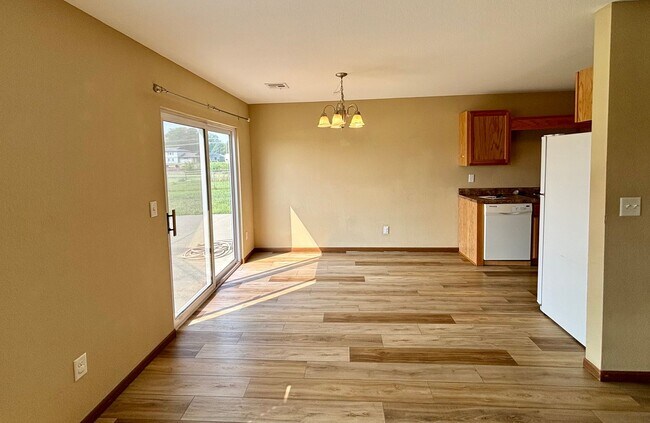 Foto del edificio - Live Comfortably on the East Side – Spacious 4 Bed / 2.5 Bath Duplex with Backyard & Garage