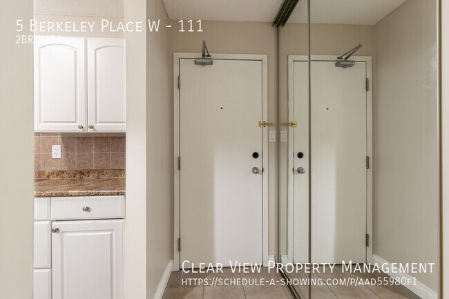 Photo du bâtiment - Renovated two bedroom, one bathroom condo with fully fenced patio. UTILITIES INCLUDED!!