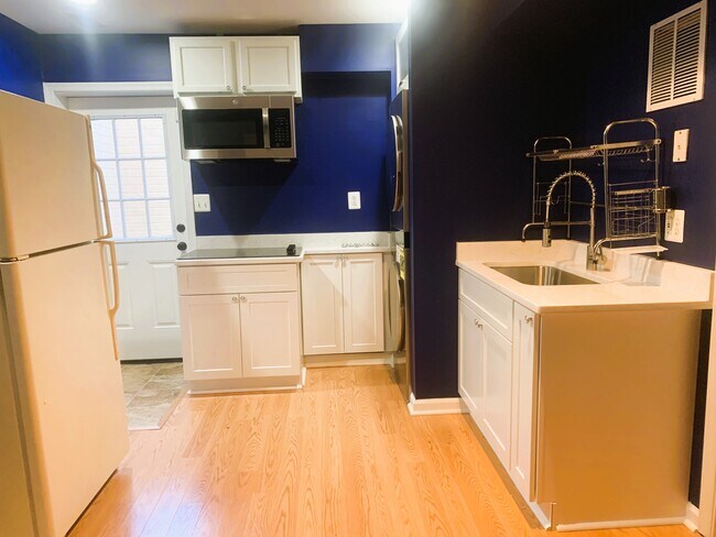 Entrada privada al área de la cocina - 10702 Allie Dr