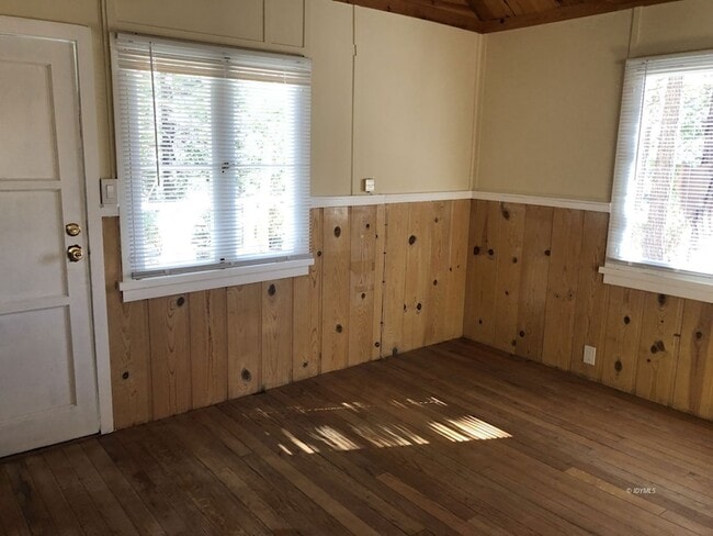 Building Photo - 25065 Laurel Dr