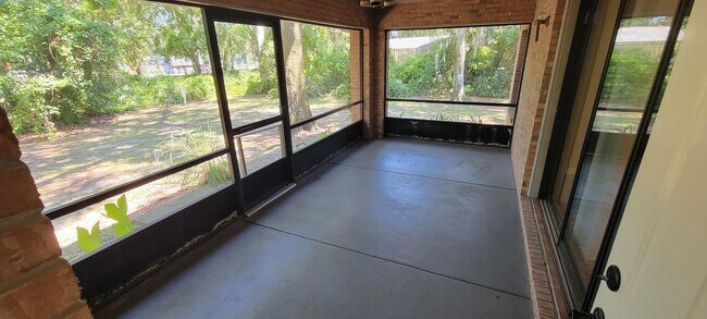 Building Photo - 305 Raintree Trail