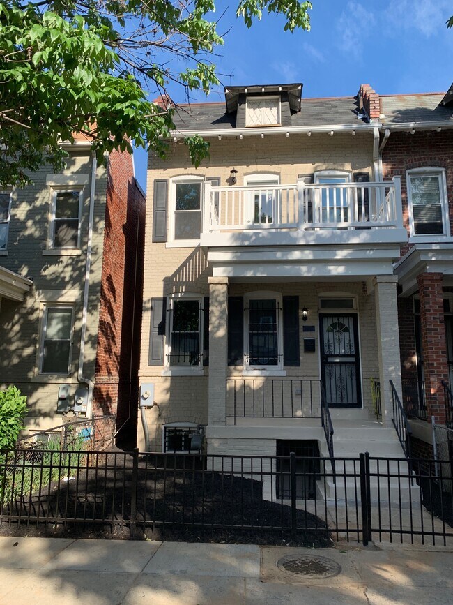 Front Porch - 1116 Staples St NE