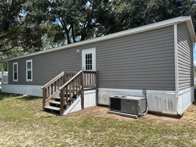 Building Photo - 335 SE Balboa Dr