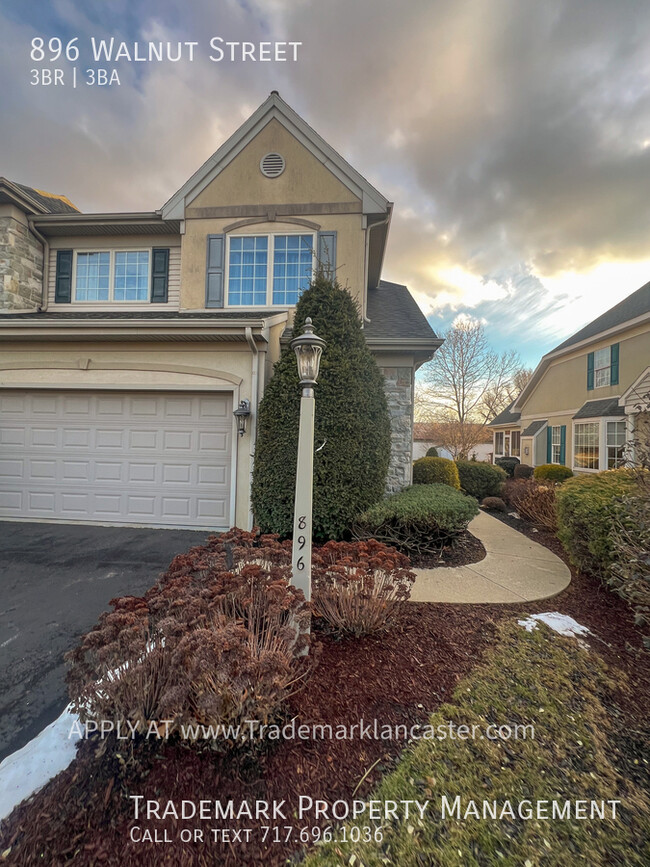 Building Photo - Spacious New Holland Town Home