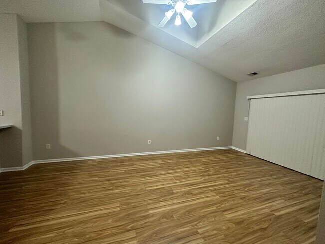 Foto del edificio - 5442 Fuller Dr