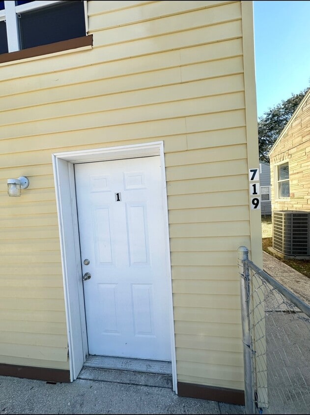 Primary Photo - 719 Fern St