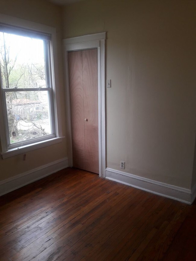 Building Photo - 1852 W 58th St