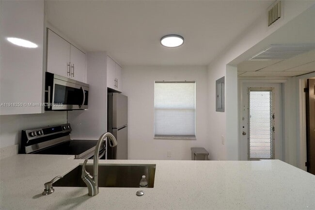 Foto del edificio - 9300 Lime Bay Blvd