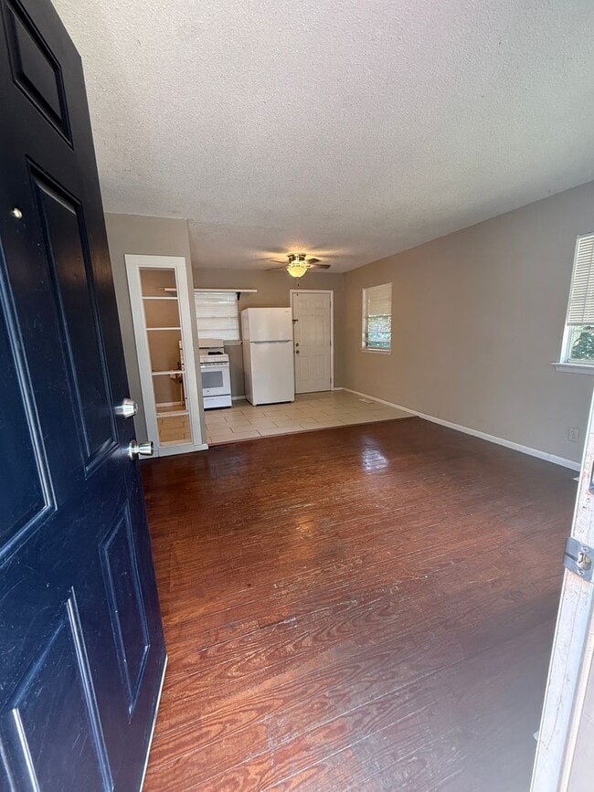 Building Photo - 2 bedroom/1 bathroom