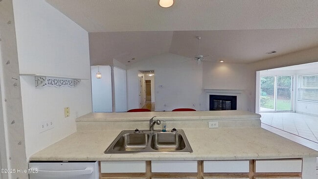 Building Photo - 303 Putnam Dr