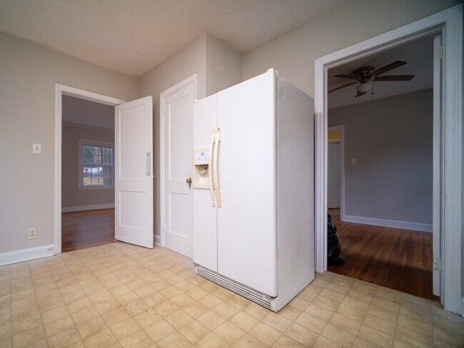 Foto del edificio - "Charming 3-Bedroom Home with Gleaming Hardwood Floors & 2 Full Baths in Prime Charlotte Location!"