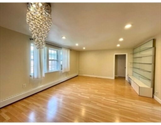 Foto del edificio - 17 Hammond Pond Pkwy