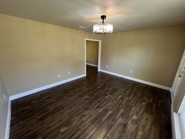 Foto del edificio - Beautiful 3-Bedroom, 1.5-Bath Home in Bake...