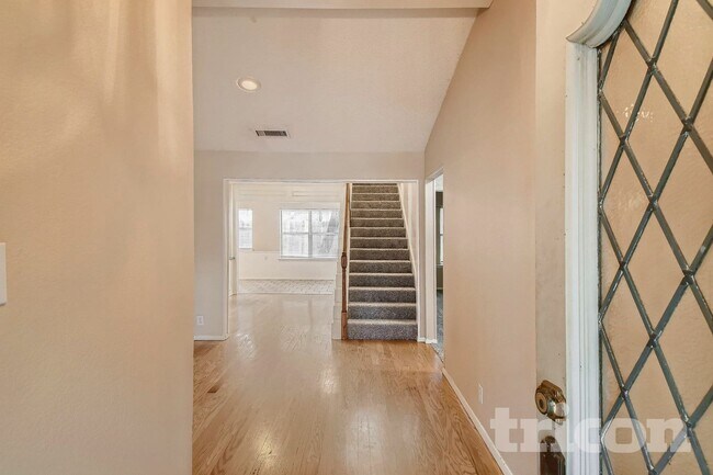 Foto del edificio - 5808 Thoreau Ln