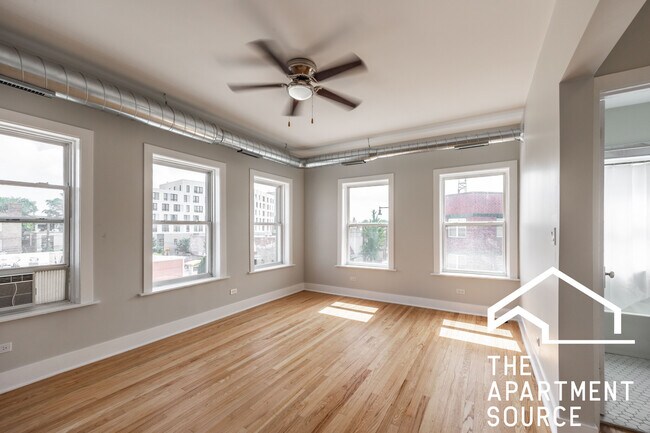Foto del edificio - 2710 N Milwaukee Ave