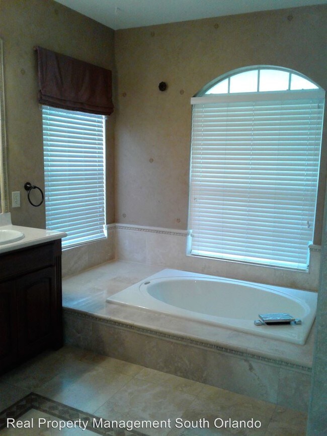 Building Photo - 6731 Fairway Cove Dr
