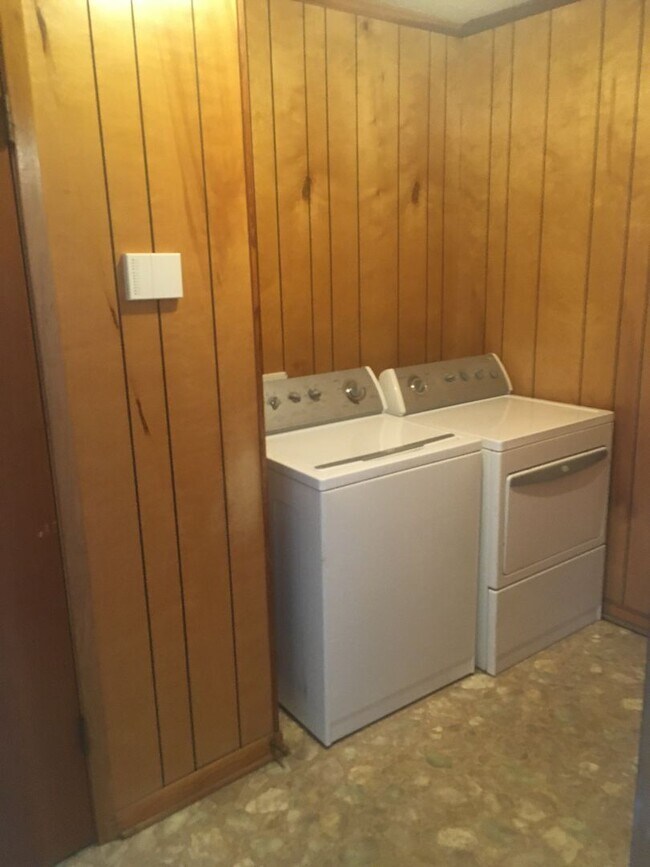 Building Photo - 3 bed 2 bath home