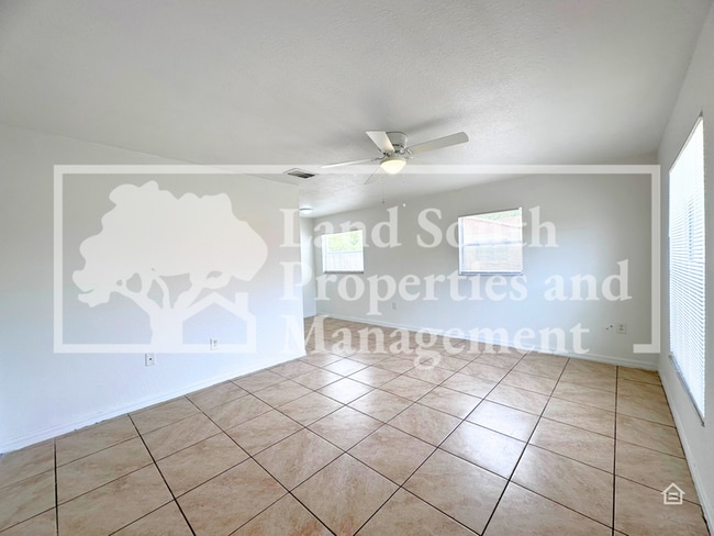 Foto del edificio - 5863 Charlton Dr