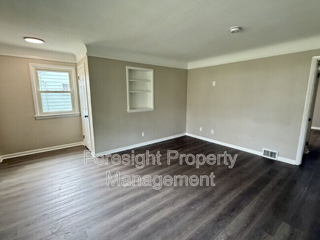 Building Photo - 654 E 240th St