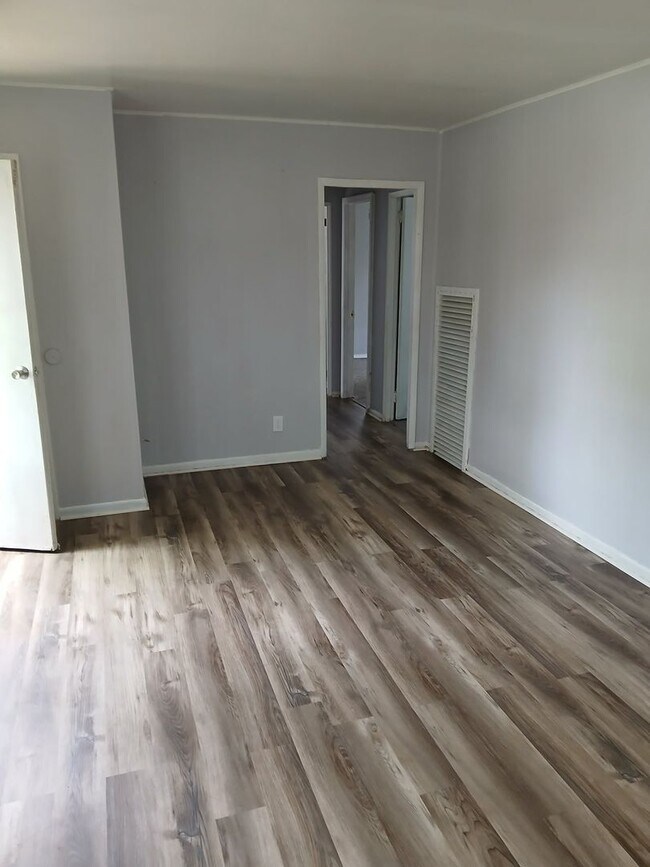 Foto del edificio - 3 bedroom 1 bathroom house