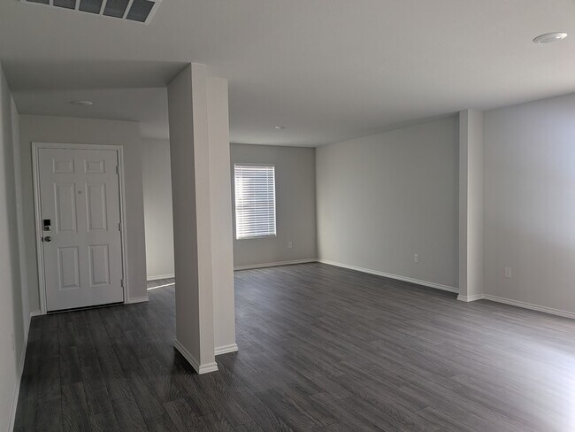 Foto del edificio - 1704 Dwelling Pl