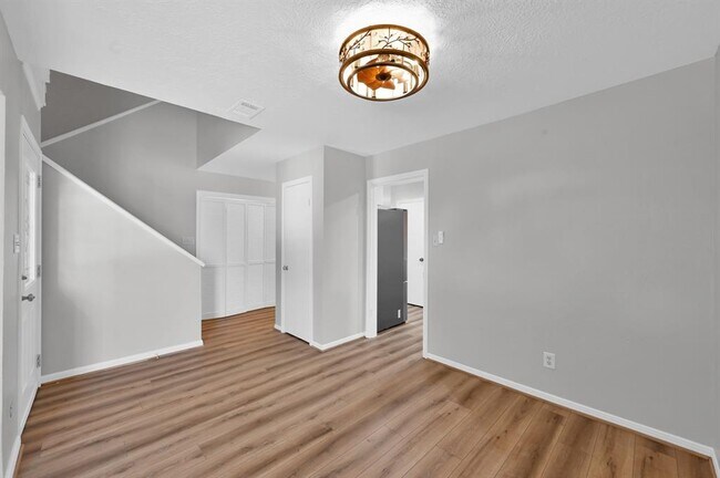 Foto del edificio - 3843 Knollcrest Dr