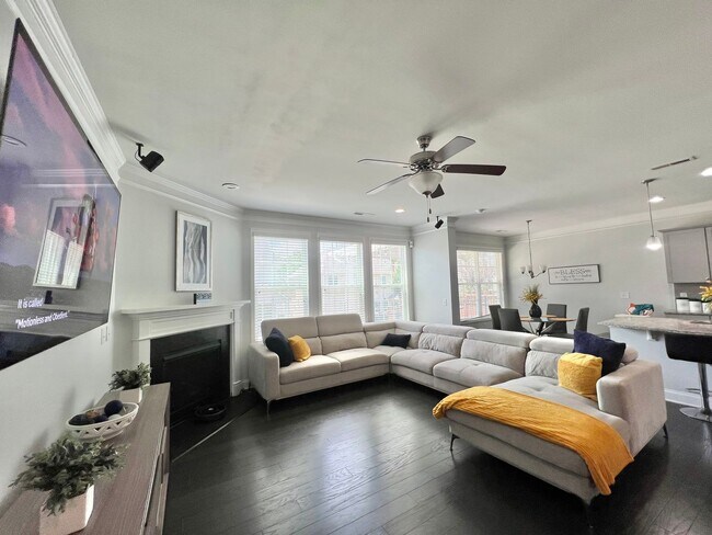 Building Photo - Stunning 5BD, 3BA Raleigh Home in an HOA C...