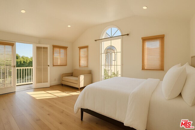 Foto del edificio - 1174 Coldwater Canyon Dr