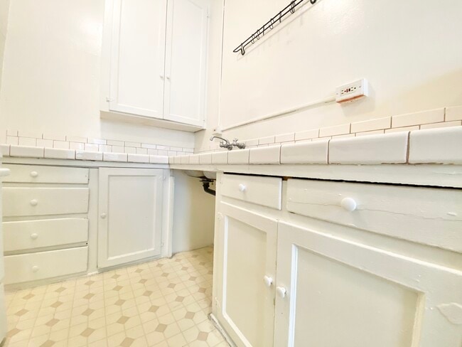 Building Photo - 836 Sanborn Ave