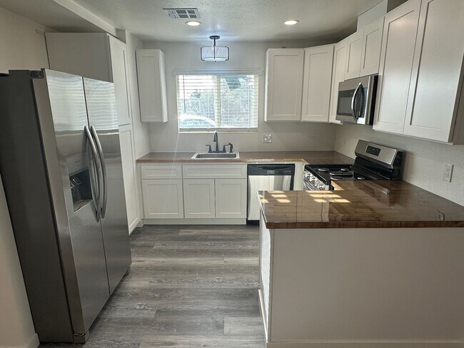 Building Photo - 839 W Sweet Ave