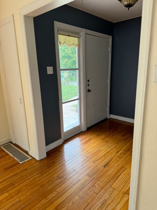 Building Photo - Single Family Home - Available For Rent!