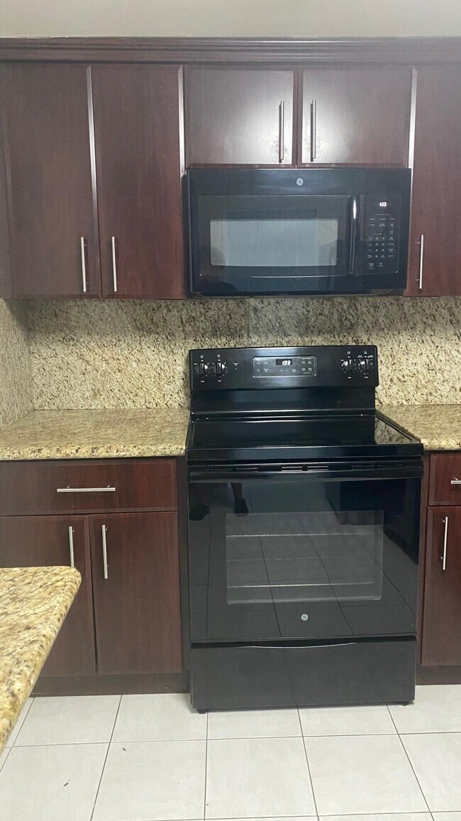 Building Photo - 400 Kings Point Dr